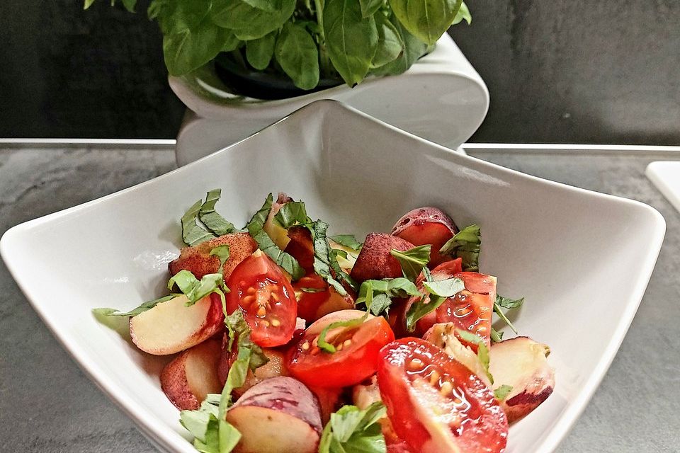 Pfirsich-Tomaten-Basilikum-Salat