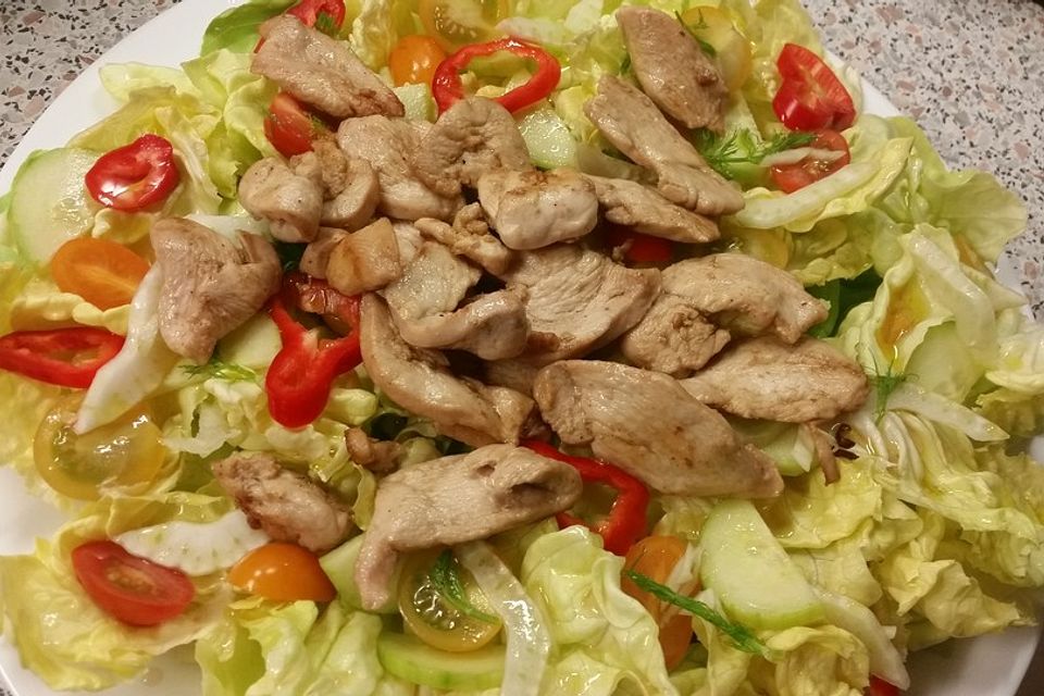 Salat mit Hähnchenstreifen