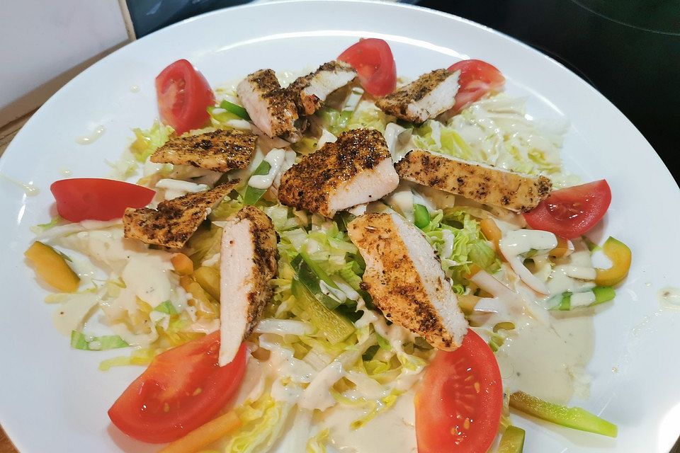 Salat mit Hähnchenstreifen