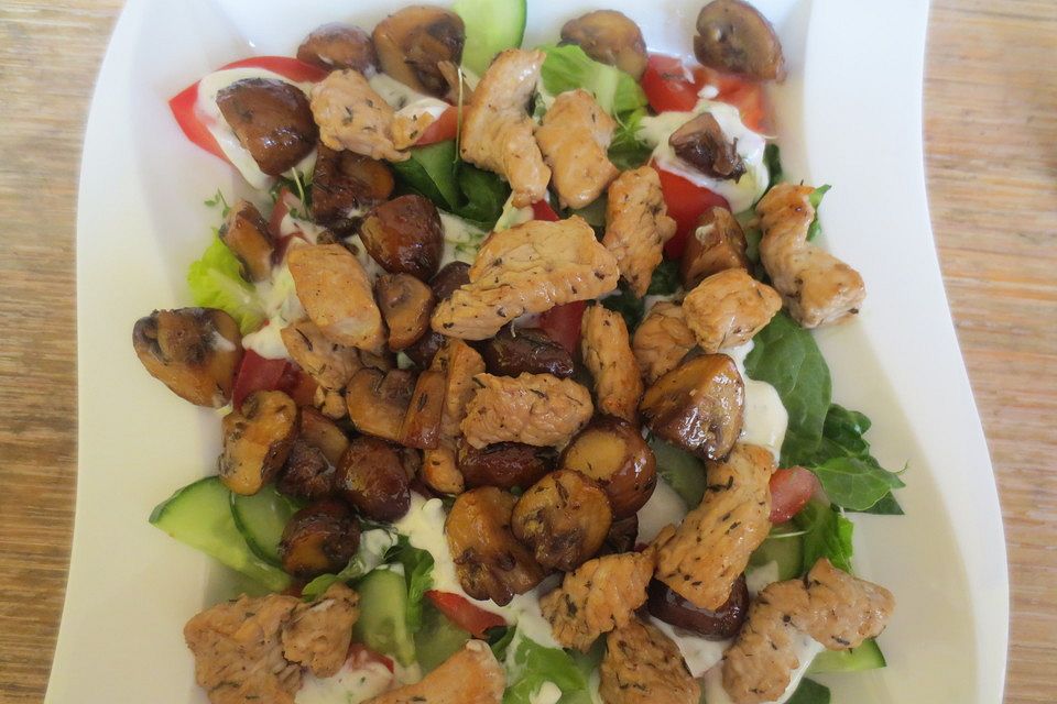 Salat mit Hähnchenstreifen