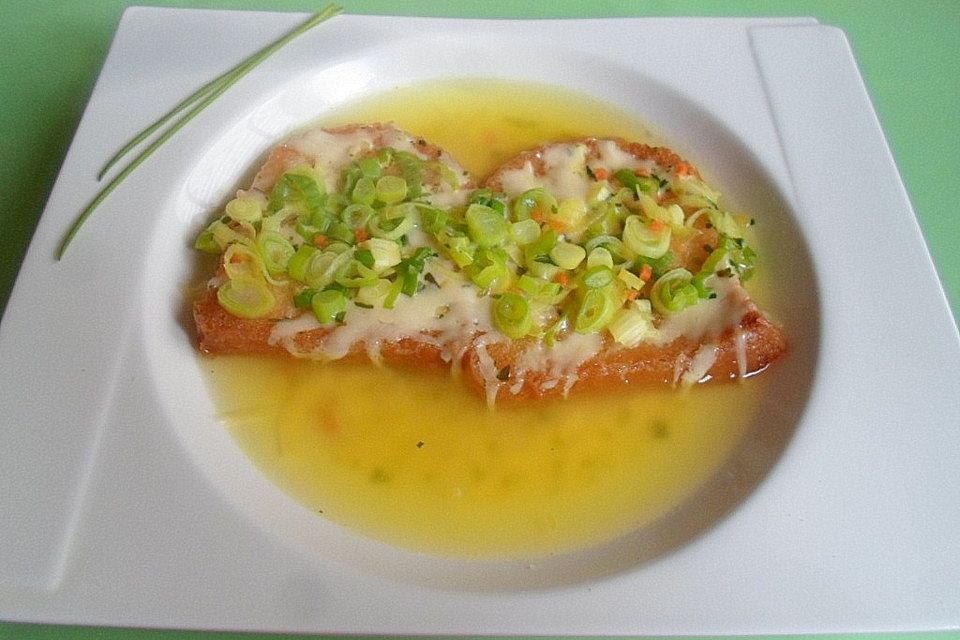 Frühlingszwiebelsuppe mit Zwieback