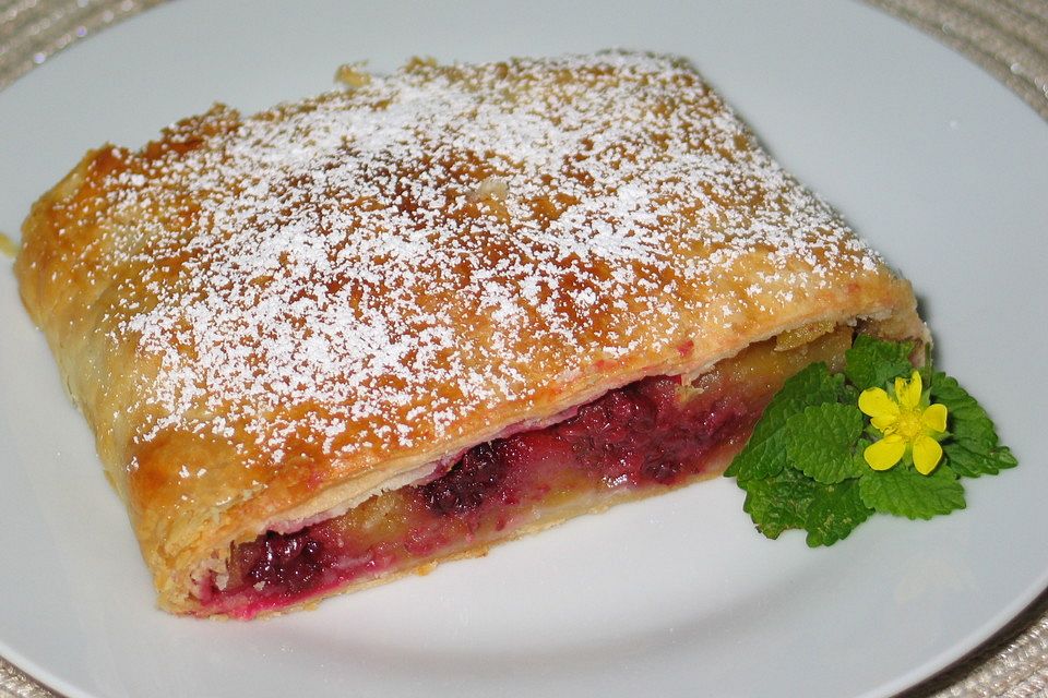 Apfel-Brombeer Strudel