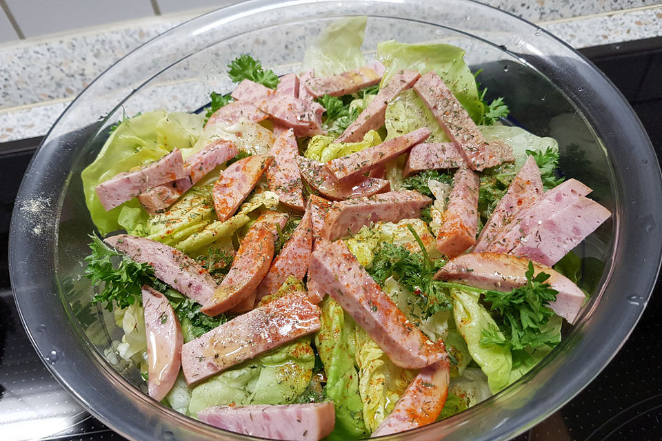 Wurstsalat mit grünem Salat