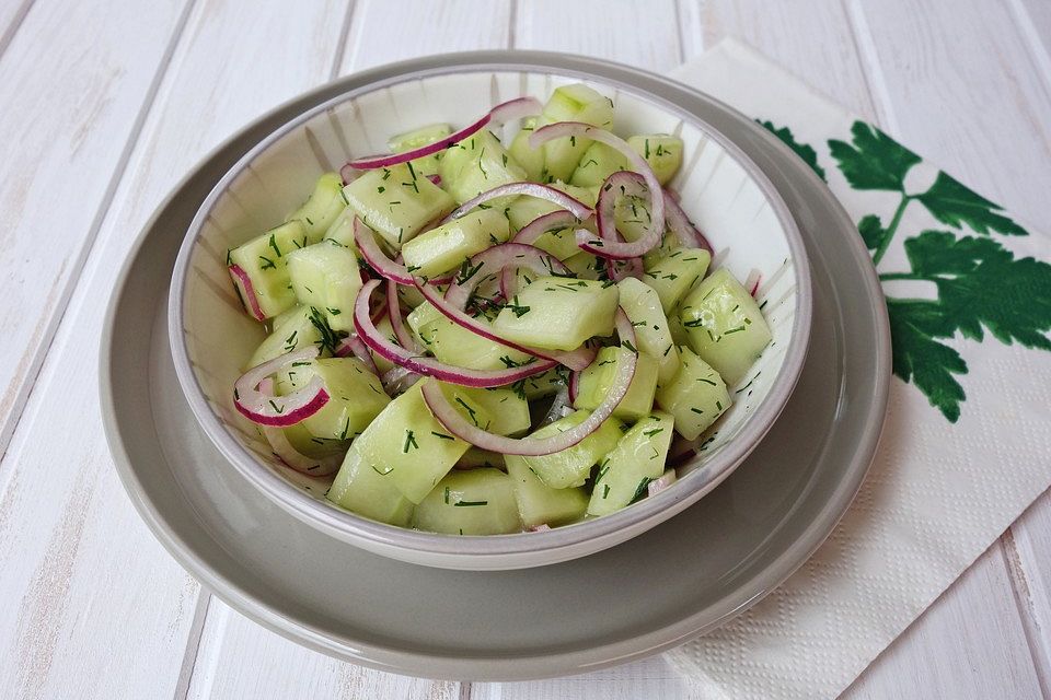 Gurkensalat mit roten Zwiebeln