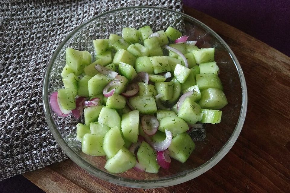 Gurkensalat mit roten Zwiebeln