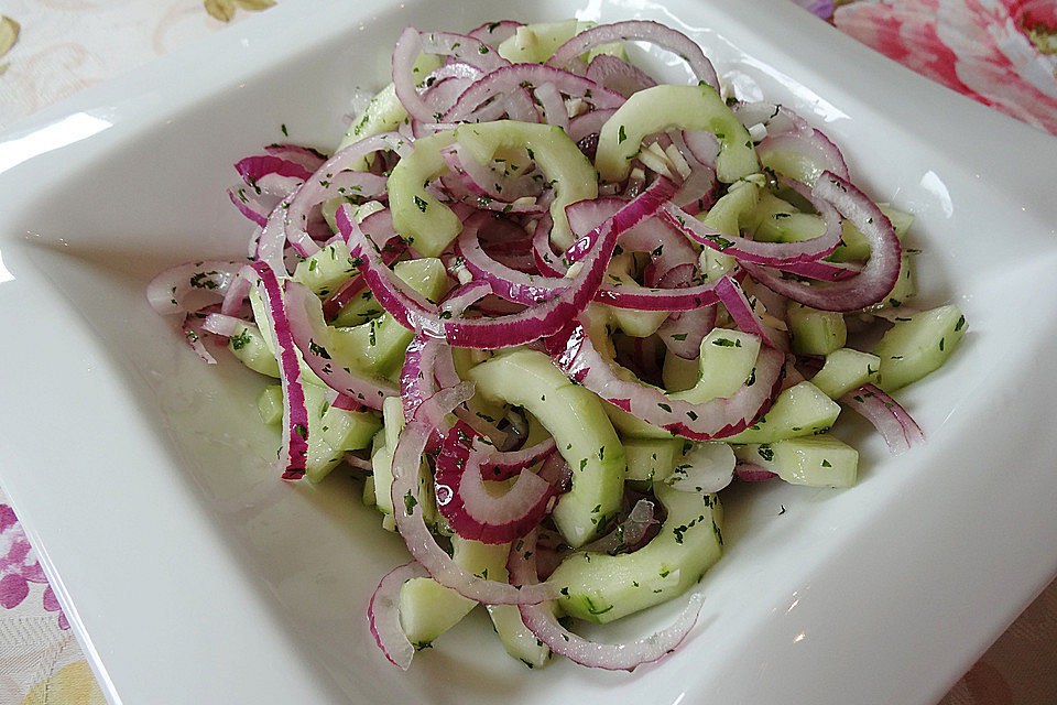 Gurkensalat mit roten Zwiebeln