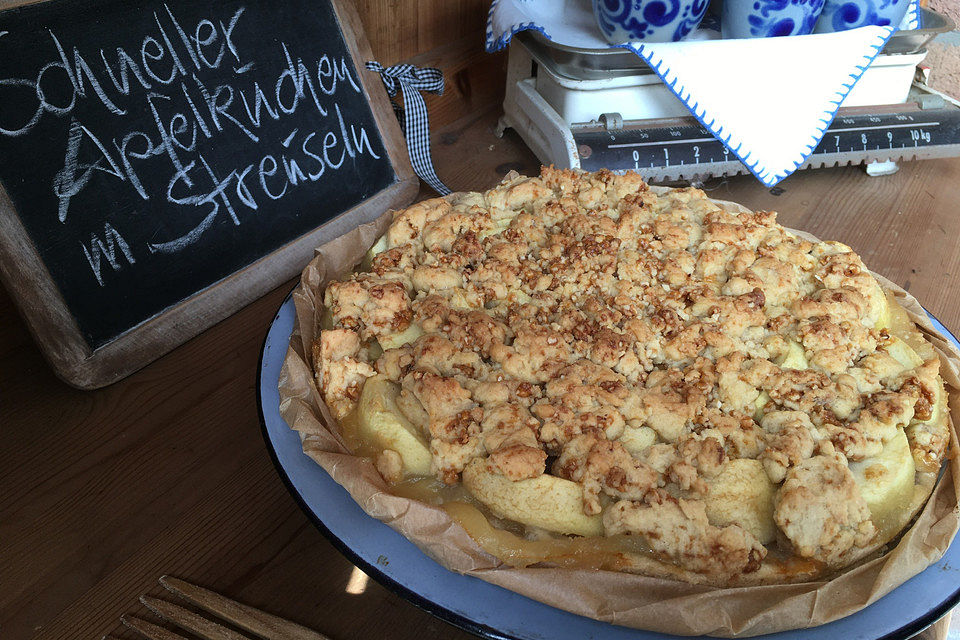 Schneller Apfelkuchen mit Streuseln