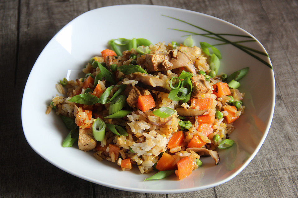 Gemüse-Bratreis mit Tofu