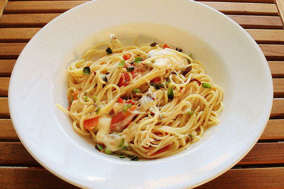 Spaghetti mit Tomaten Mozzarella