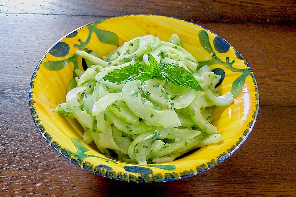 Gurkensalat, bekömmlich und knackig