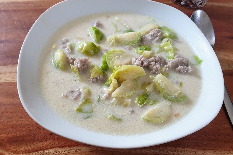 Hackfleisch-Rosenkohl-Suppe