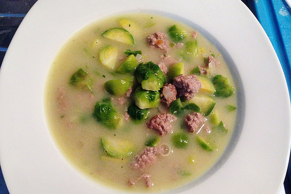 Hackfleisch-Rosenkohl-Suppe