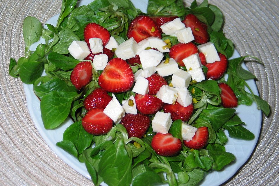 Feldsalat mit Erdbeeren