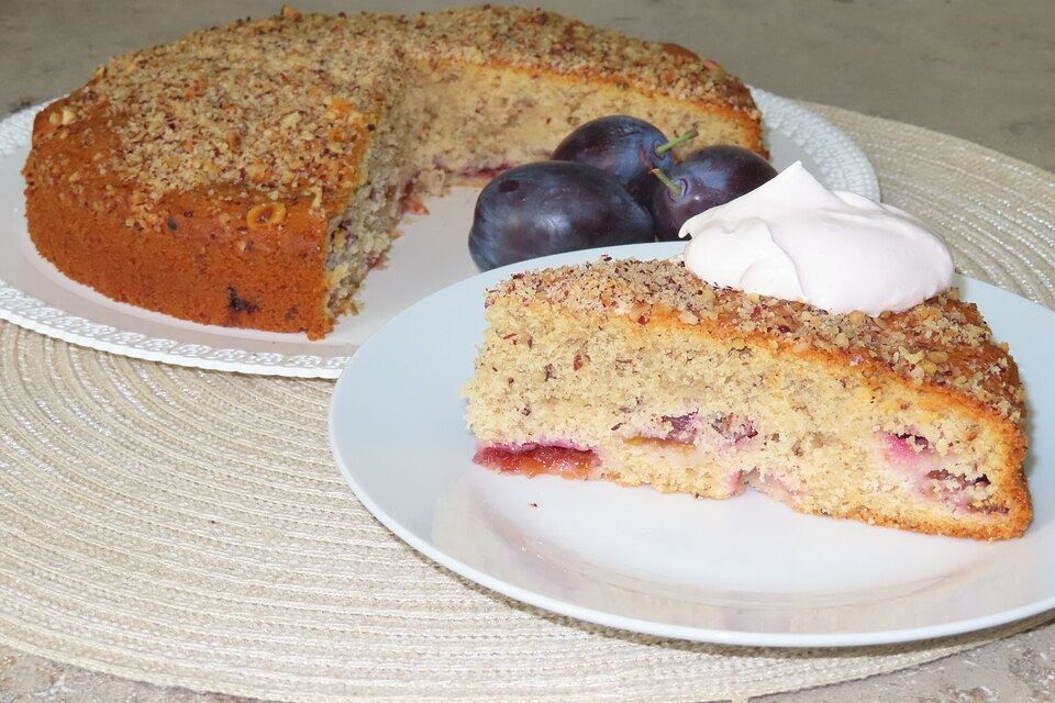 Pflaumenkuchen mit Haselnüssen