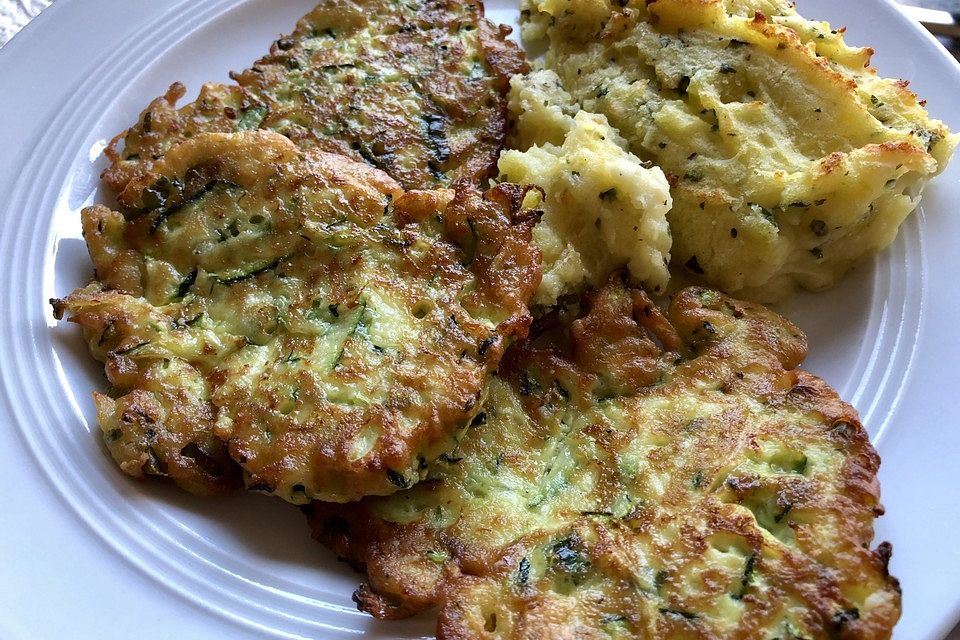 Zucchinipuffer mit Basilikum