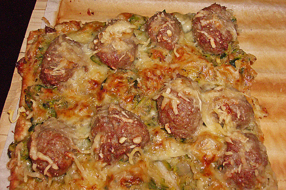 Zucchinipizza mit Mettbällchen