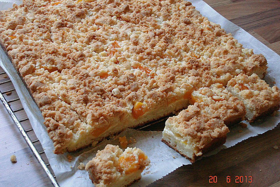 Aprikosen-Vanillecreme-Streusel Blechkuchen