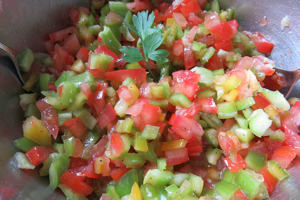 Grüner Paprika mit Tomaten