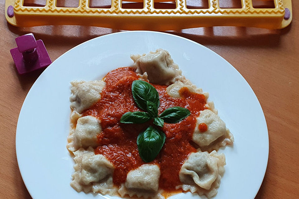 Selbstgemachte Ravioli mit Hackfleischfüllung