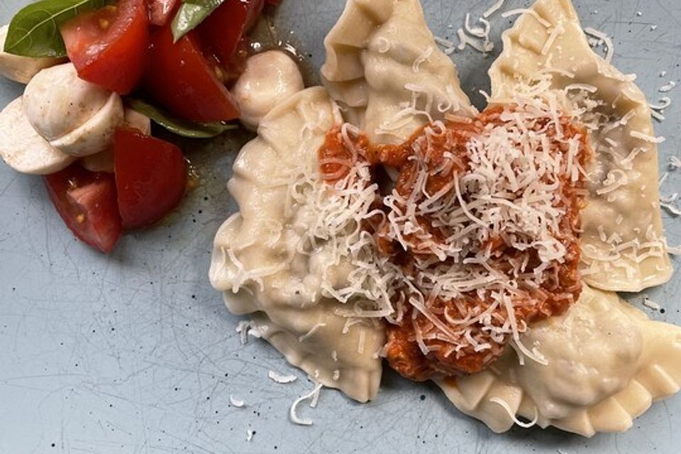 Selbstgemachte Ravioli mit Hackfleischfüllung