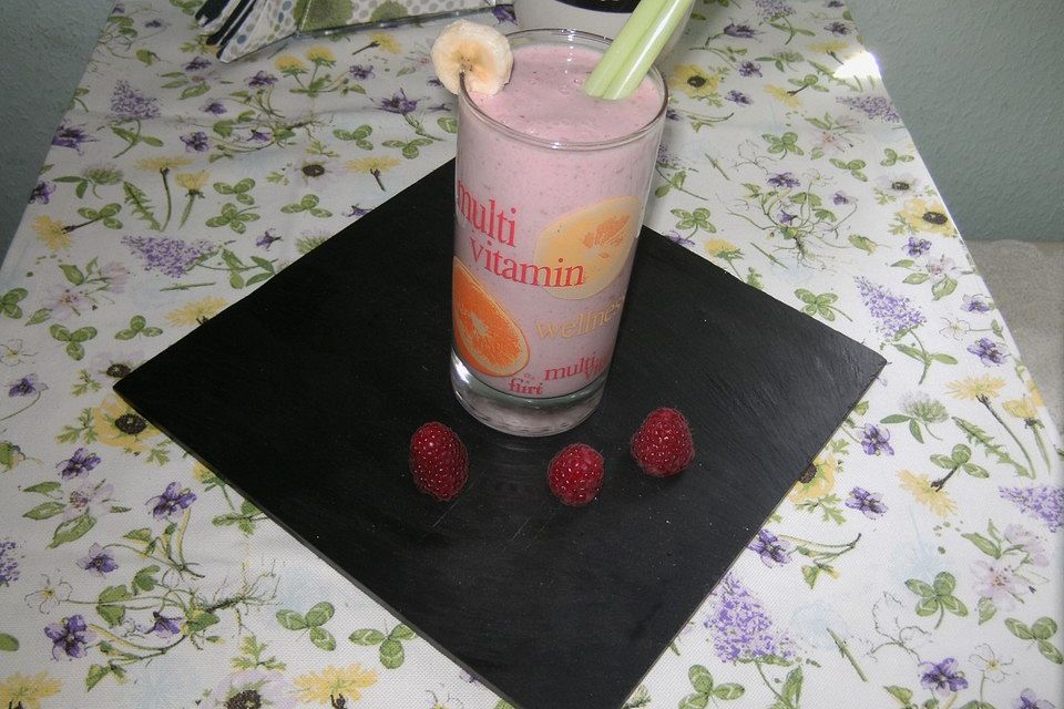 Eiskalter Bananen-Himbeer-Shake