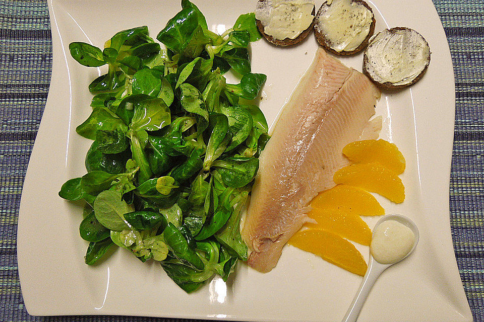 Feldsalat mit Forellenfilet