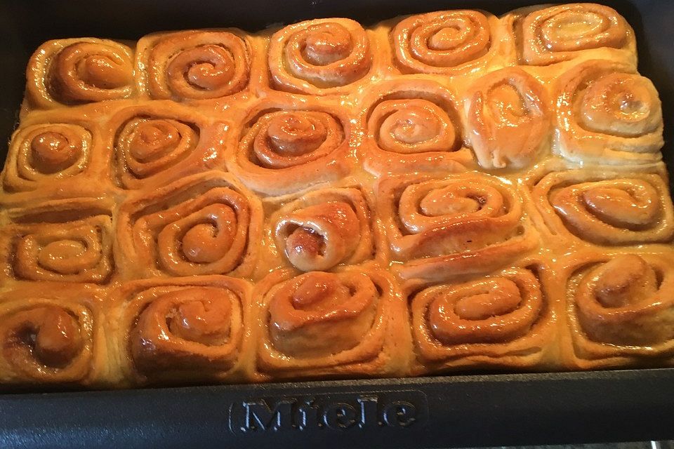 Zimtschnecken mit Sahneguss