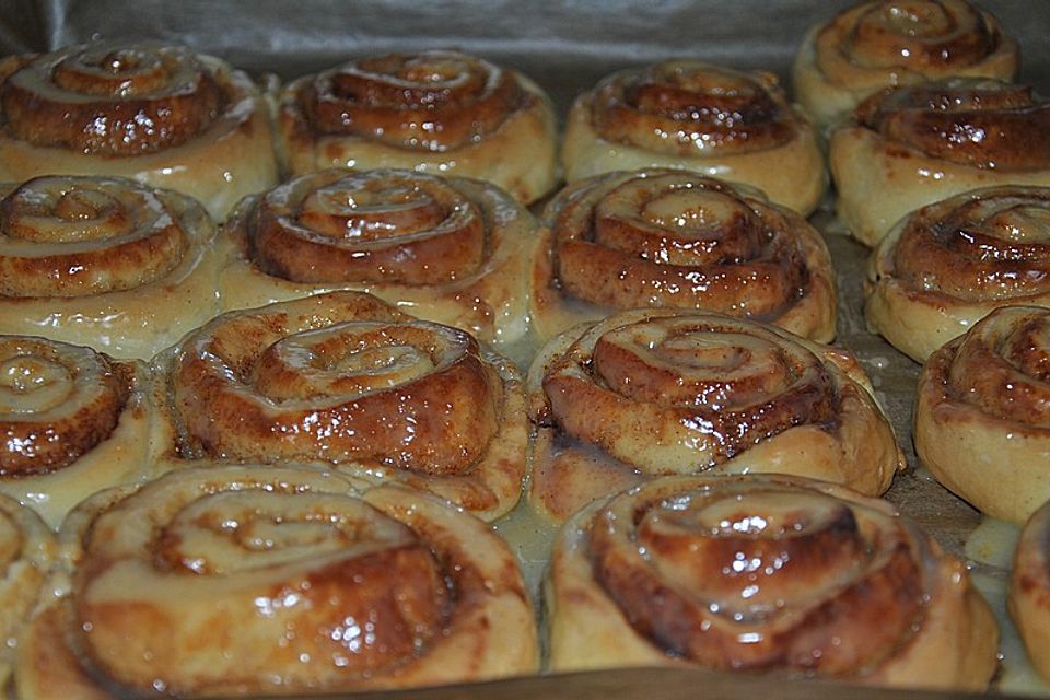 Zimtschnecken mit Sahneguss