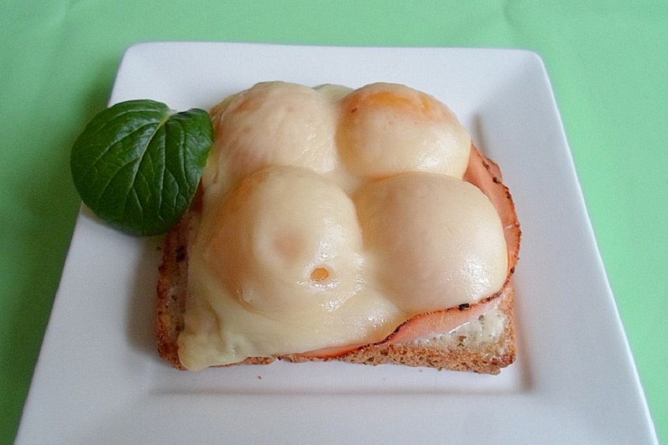 Überbackenes Schinken-Pfirsich- Brötchen