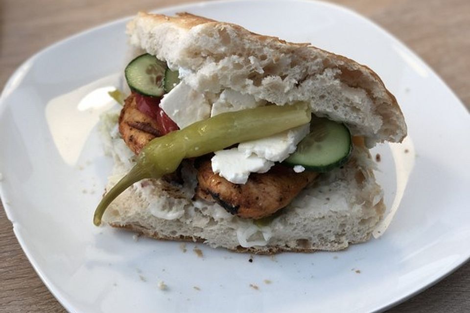 Fladenbrot-Sandwich mit Hühnchen