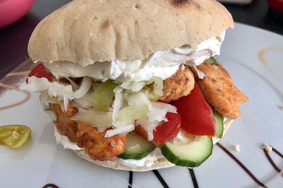 Fladenbrot-Sandwich mit Hühnchen