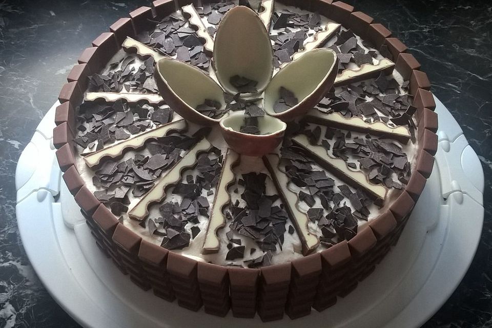 Überraschungsei-Torte