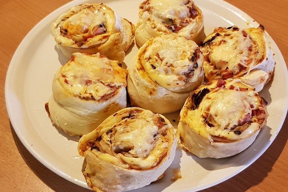 Gefüllte Pizzabrötchen