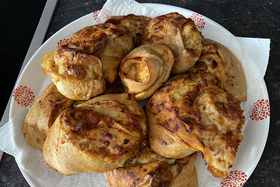 Gefüllte Pizzabrötchen