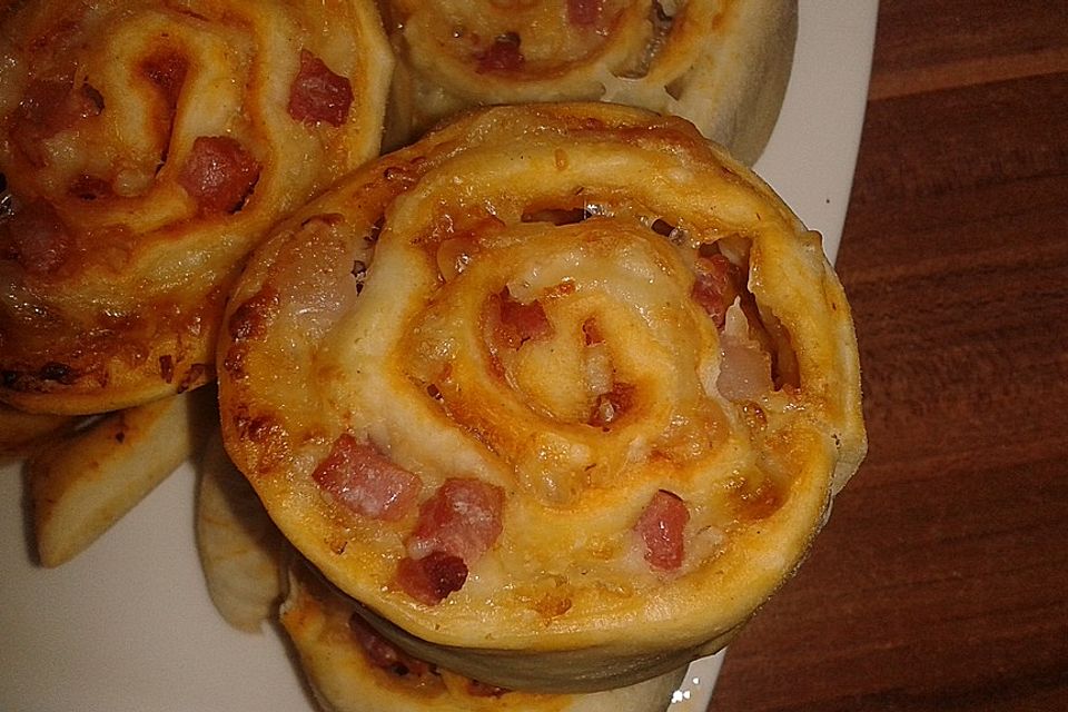 Gefüllte Pizzabrötchen