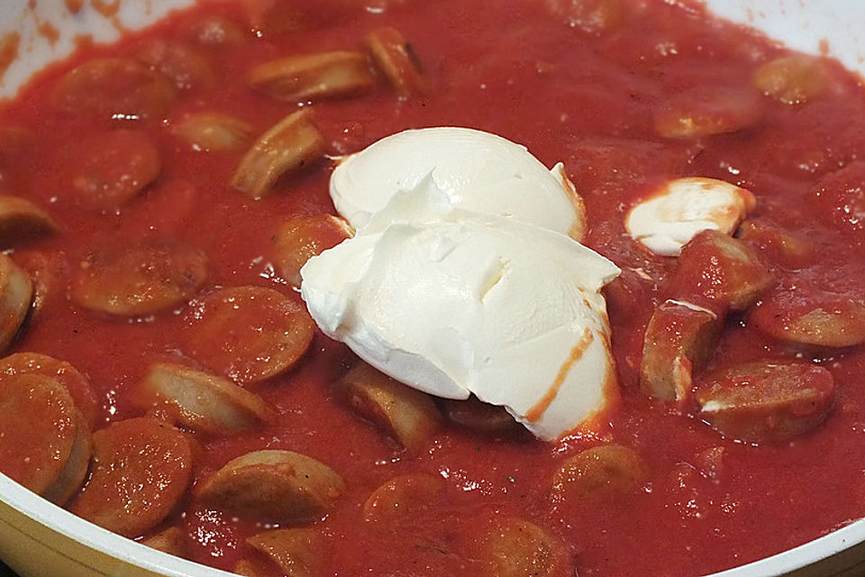 Schnelle Tomatensoße mit Würstchen