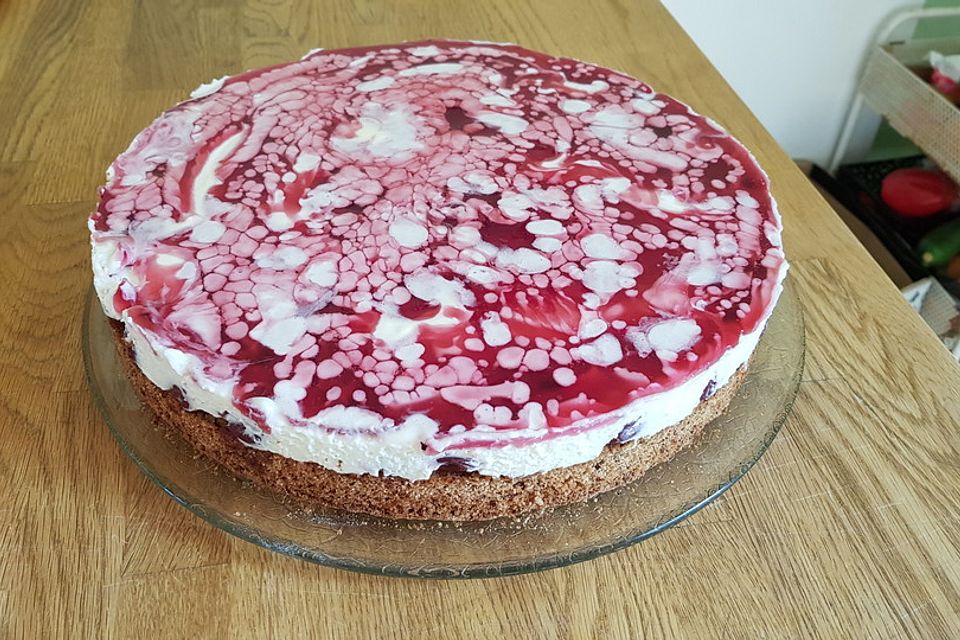 Kirschkuchen mit Nussboden