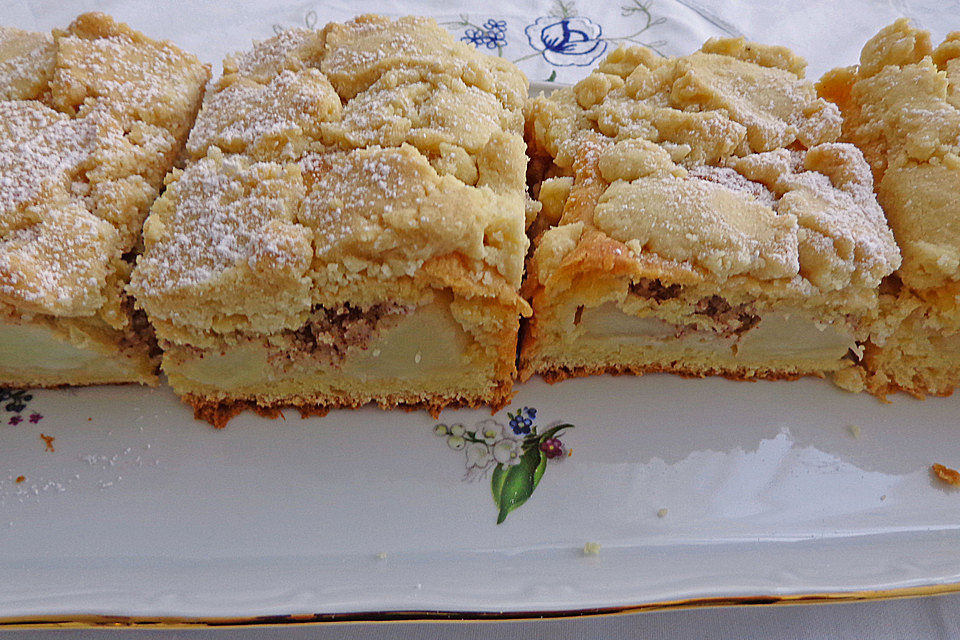 Schlesischer Apfel-Streusel Hefeteigkuchen