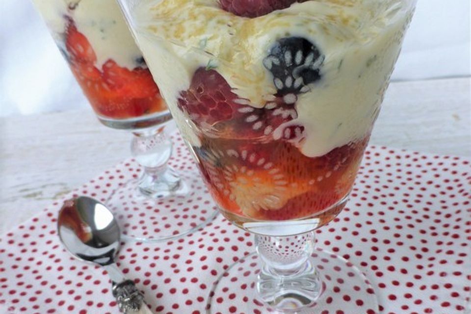 Mojito-Joghurt auf Obstsalat