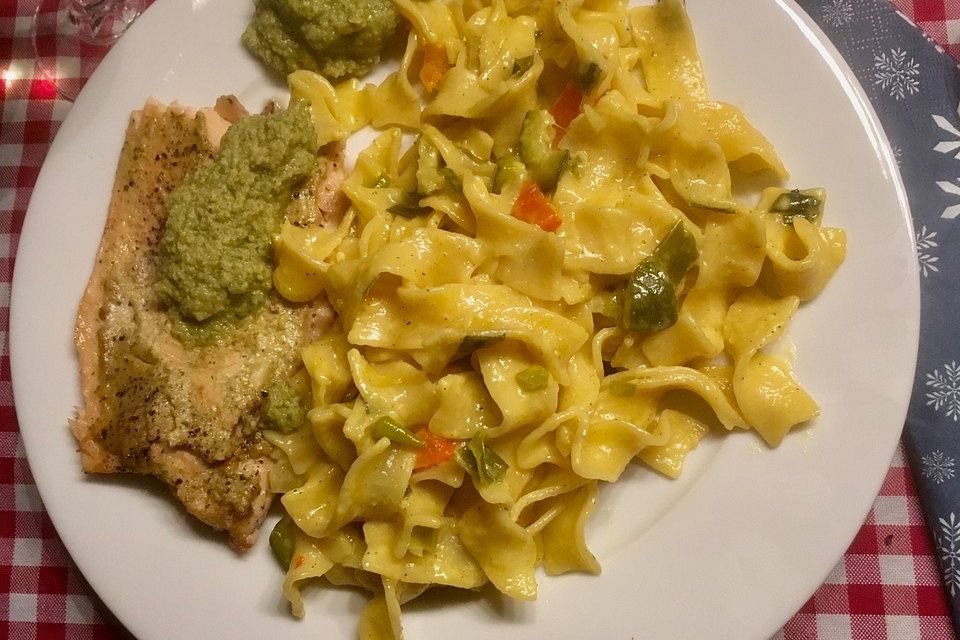 Pesto-Lachs mit Gemüsebandnudeln