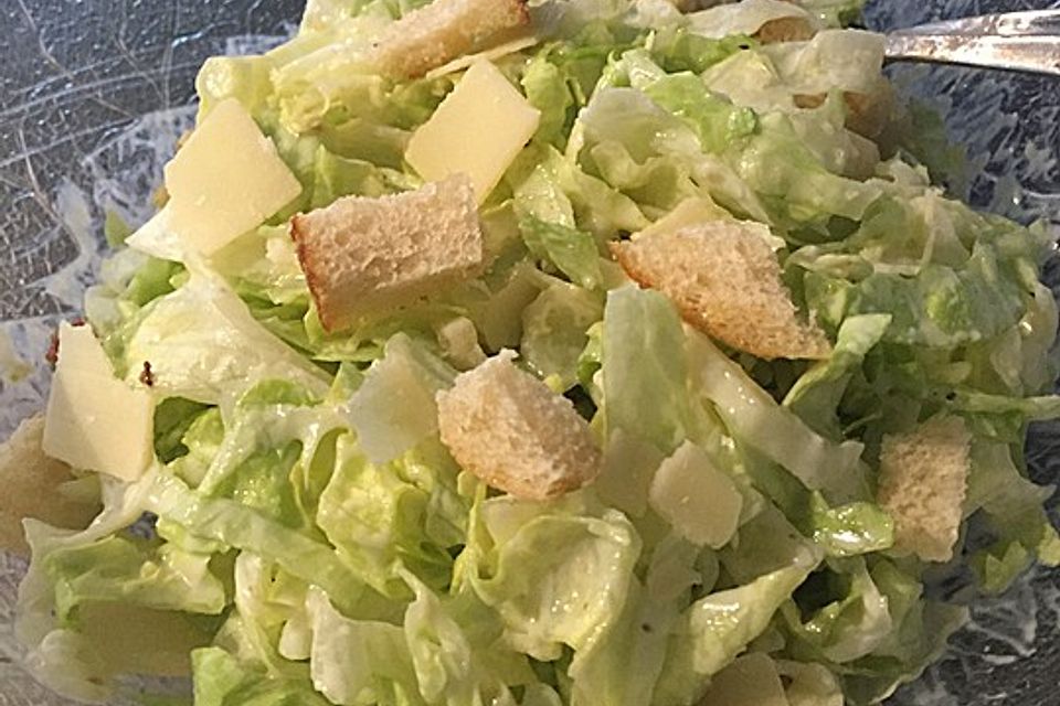 Caesar-Salat mit Knoblauchbaguette