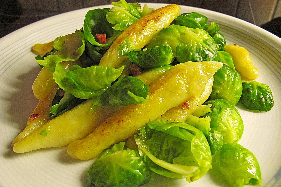 Schupfnudeln mit Rosenkohlblättchen