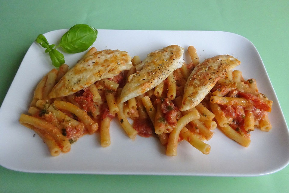 Gebratenes Hühnchen mit Tomatenpasta