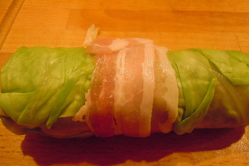 Spitzkohlröllchen mit Rehfleisch