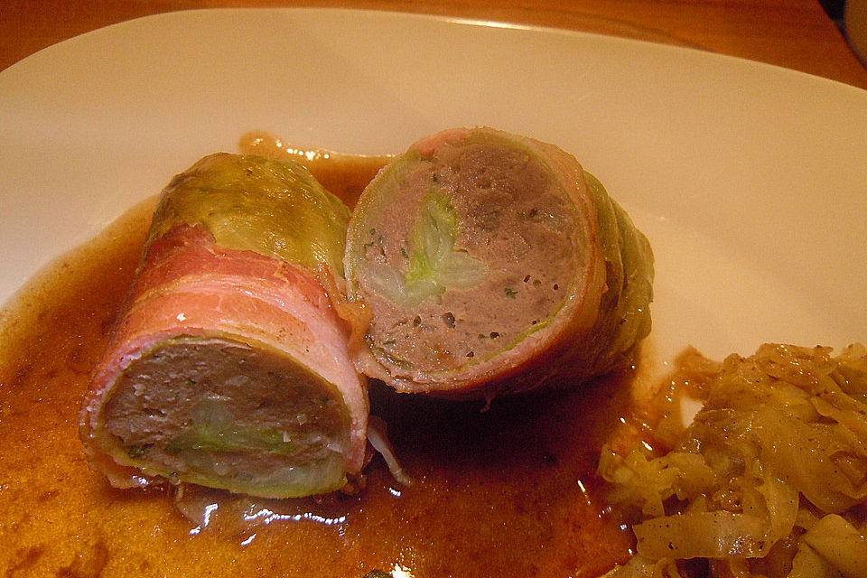 Spitzkohlröllchen mit Rehfleisch