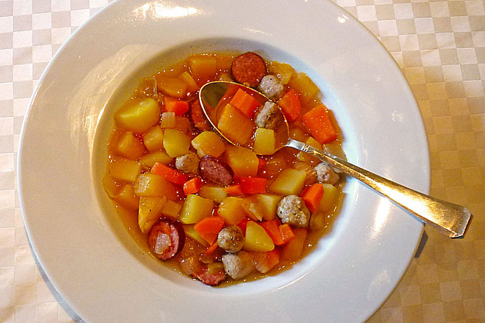 Herbstlicher Steckrübeneintopf mit Cabanossi