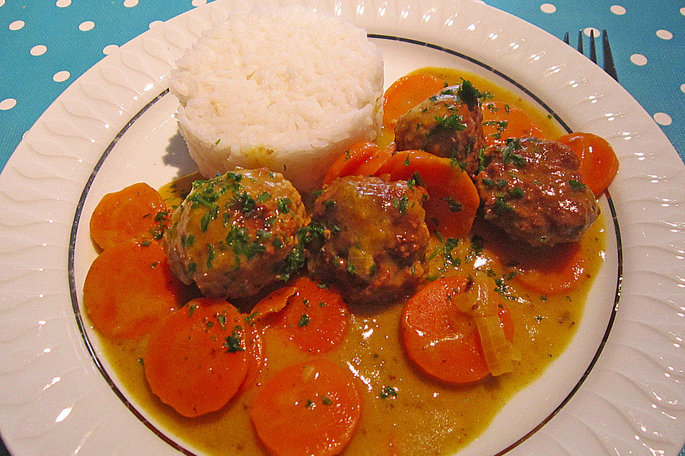 Hackbällchen in Möhren-Currysoße