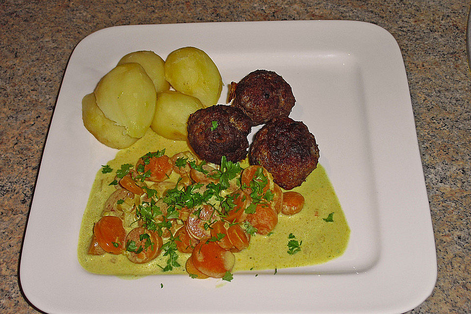 Hackbällchen in Möhren-Currysoße