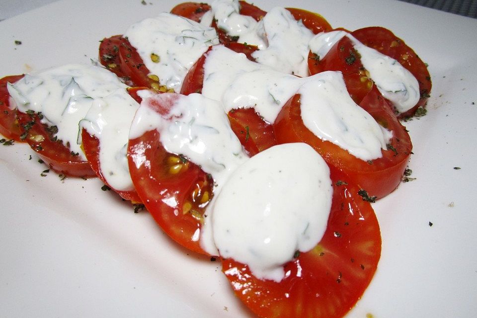 Tomatensalat mit Ziegenkäsedressing