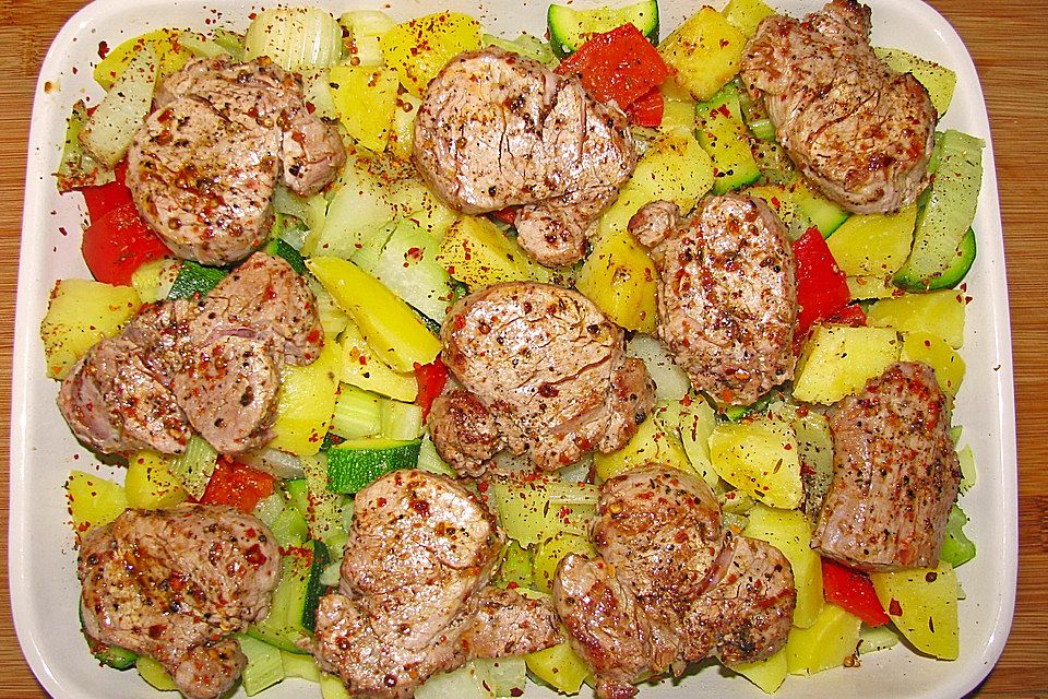 Schweinefilet auf Gemüsebett